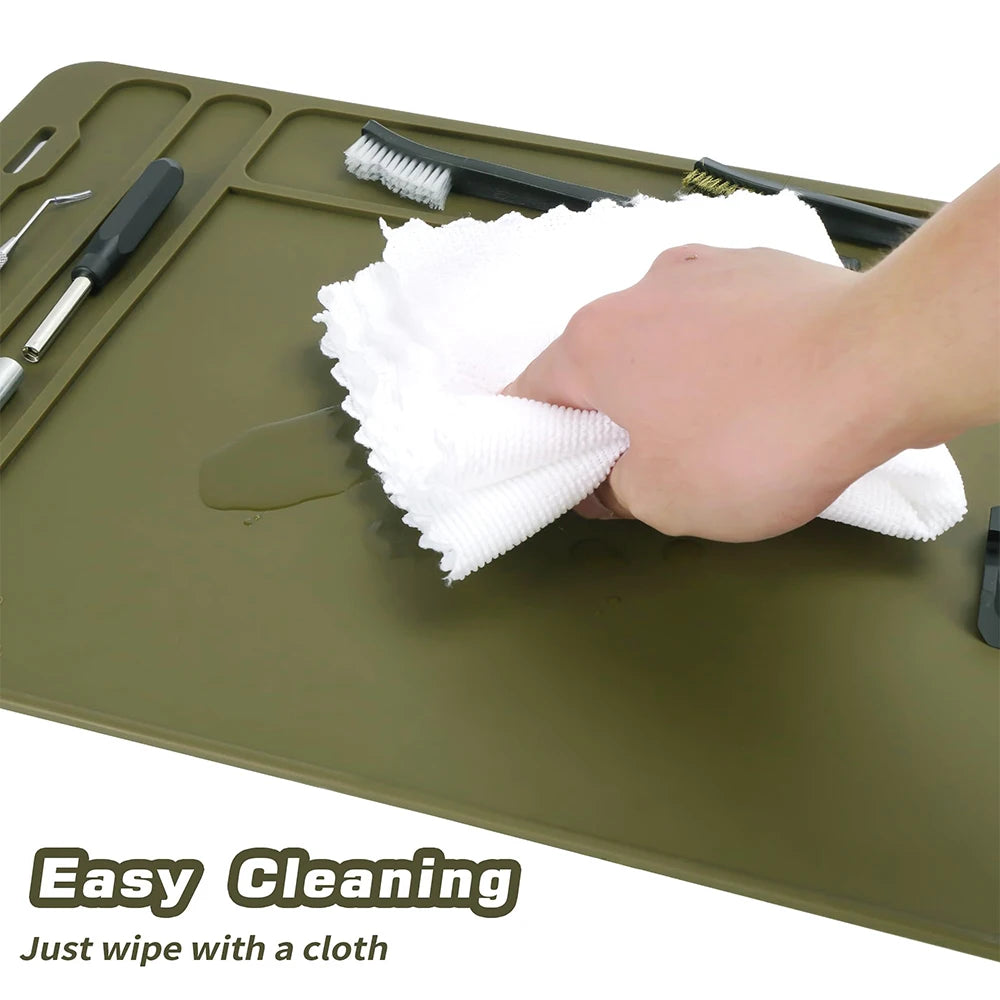 Rubber cleaning mat with magnetic dots